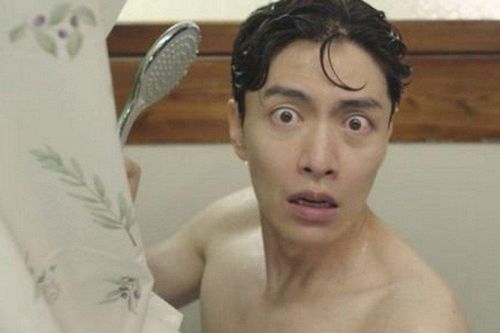 Phim Hàn bị 'ném đá' vì chiếu cảnh tắm khỏa thân của nam chính