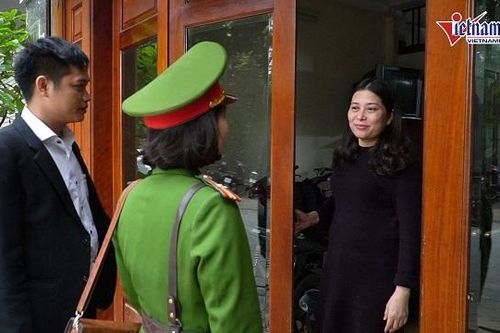 Công an 'gõ cửa' từng nhà, xếp lịch giúp dân làm căn cước gắn chip