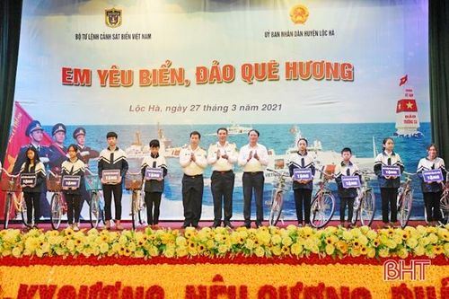 Nhiều phần quà ý nghĩa thông qua chương trình 'Em yêu biển, đảo quê hương'