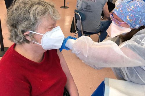 Những tình nguyện viên đặt lịch tiêm vaccine COVID-19 cho người cao tuổi Mỹ