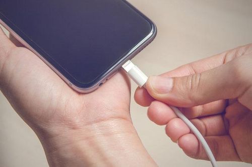 Có nên sạc iPhone qua đêm hay không?