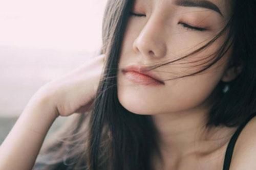 Mỗi khi rời khỏi nhà, phụ nữ có khí chất đều mang theo 4 thứ này bên người