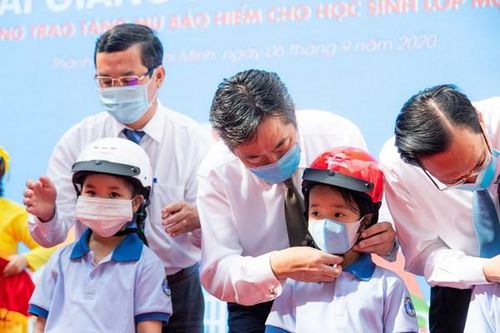 Honda Việt Nam trao gần 6 triệu mũ bảo hiểm cho học sinh lớp Một trên cả nước