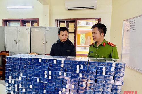 Bắt giữ đối tượng mang 1.600 bao thuốc lá lậu đi tiêu thụ