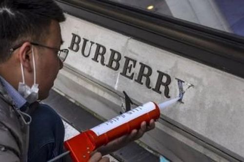 Vì Sao thương hiệu xa xỉ Burberry bị tẩy chay ở Trung Quốc?