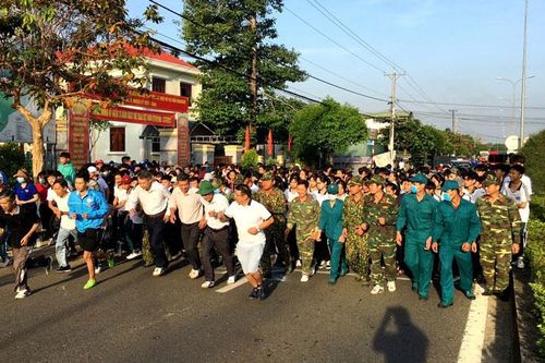 Đông đảo người dân Đạ Huoai tham gia chạy vì sức khỏe toàn dân