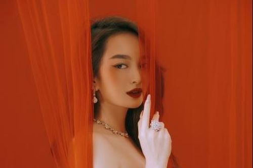 Kaity Nguyễn quyến rũ đón tuổi 22