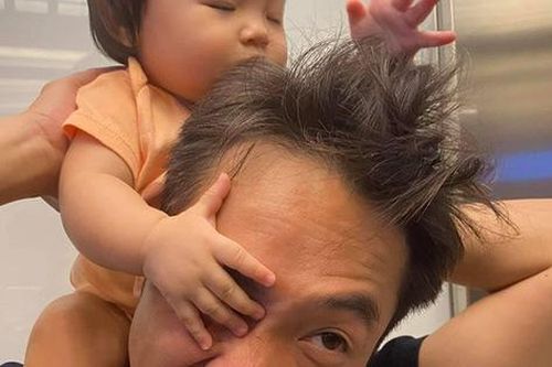 Hình ảnh Cường Đô La bị con gái cưng 'đè đầu cưỡi cổ' ai nhìn cũng thấy buồn cười