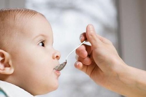 Cân đối lượng sữa và ăn dặm: Bé ăn dặm uống bao nhiêu sữa là đủ?