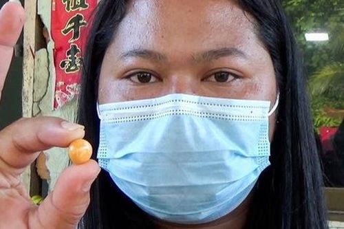 Cắn được viên ngọc trai màu cam chục nghìn USD khi ăn ốc