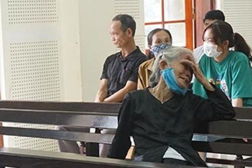 Nước mắt mẹ già ba lần 'tiễn' con đi… tù