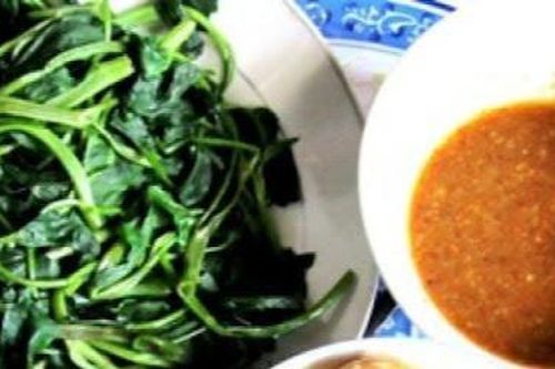 'Nhớ canh rau muống, nhớ cà dầm tương...'