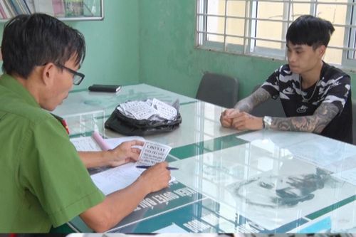 Phạt 7 người rải tờ rơi quảng cáo tín dụng đen