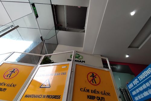 Nhân chứng kể lúc 2 người rơi từ sàn chung cư bị thủng