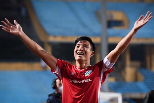 Bùi Tiến Dũng giúp ĐKVĐ Viettel hạ SLNA