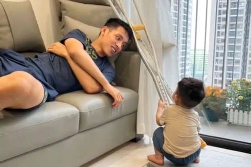 Hùng Dũng vui đùa cùng con trai sau khi xuất viện