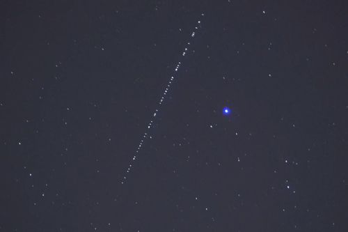 Vệ tinh Starlink của Elon Musk nối đuôi nhau bay trên bầu trời đêm