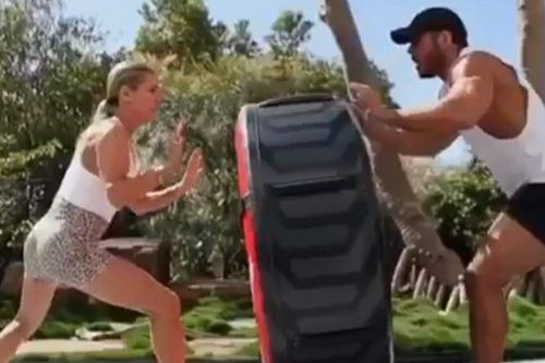 Tài tử 'Thần Sấm' Chris Hemsworth trở thành huấn luyện viên cho vợ