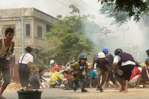 Quân đội Myanmar nổ súng vào đám tang người biểu tình