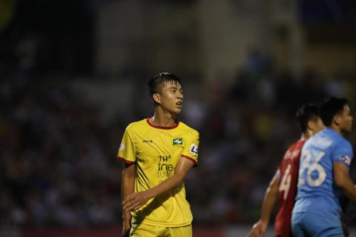 Phan Văn Đức bất lực nhìn Viettel có 3 điểm ngay tại sân nhà Vinh