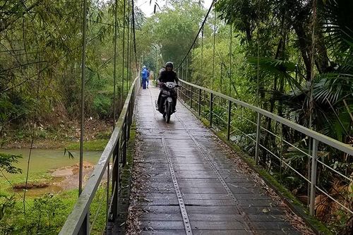 Mất an toàn trên những cầu treo hết hạn sử dụng