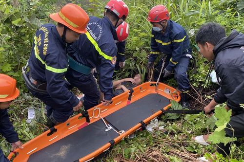 Cảnh sát đu dây cứu người rớt dưới vực tại đèo Hải Vân