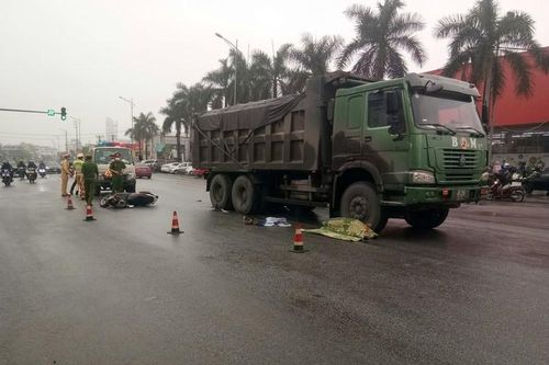Hải Dương: Ô tô tải va chạm xe máy khiến hai phụ nữ thương vong