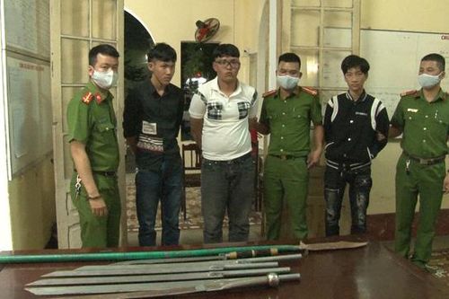 Nhìn nhau không thuận mắt, 13 thanh thiếu niên mang dao kiếm 'hỗn chiến'