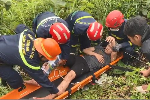 Giải cứu nam thanh niên rơi xuống vực sâu 30m trên đèo Hải Vân