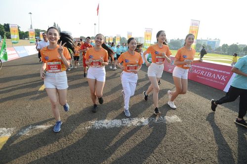 Dàn Hoa hậu, Á hậu xinh tươi khuấy động đường chạy marathon tại Gia Lai