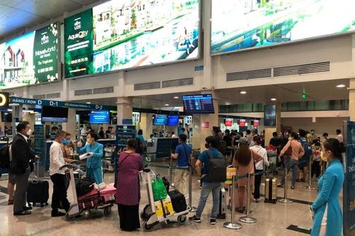 Lượng khách tại sân bay Tân Sơn Nhất tăng cao, Vietnam Airlines đưa ra khuyến cáo