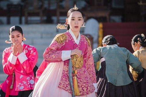 'Mr. Queen' của Shin Hye Sun 'bay màu' vì xuyên tạc lịch sử