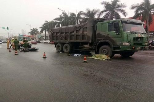 Va chạm với xe tải, người phụ nữ đi xe máy tử vong thương tâm