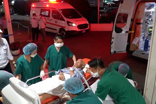 Lọc máu cấp cứu cụ bà từng là bệnh nhân COVID-19 nặng nhất Việt Nam