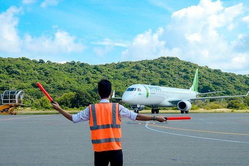 Chen nhau bay ra Côn Đảo, giá đắt đỏ vẫn liên tục 'cháy' vé