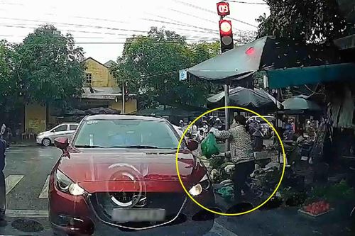 Nữ tài xế vô tư dừng xe ngược chiều tại đèn đỏ để tiện... mua rau