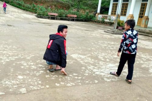Nghị lực của cậu học sinh người Mông 5 năm liền đến trường bằng đôi tay
