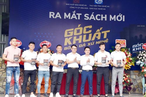 Ra mắt sách 'Góc khuất bóng đá xứ Nghệ' của hai nhà báo Nghệ An