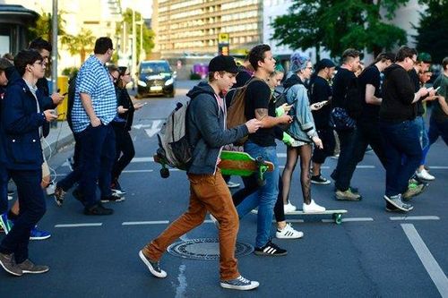 Thói quen vừa đi đường vừa xem điện thoại sẽ gây ra đại thảm họa?