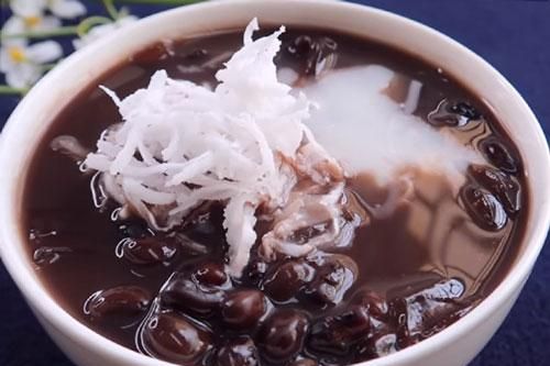 Người bán chè lâu năm mách nhỏ: Muốn chè đậu đen nhanh nhừ, bùi thơm cứ cho thêm một thứ này vào nồi