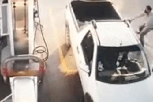 Clip: Nghịch điện thoại ở trạm xăng, người đàn ông hoảng hốt khi xe hóa thành ngọn đuốc