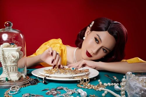 Trở lại những năm 1960 cùng với Lynk Lee: Góa phụ đen trong bộ đầm vàng!