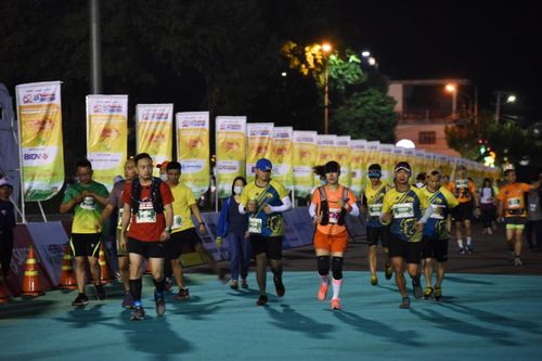 Các vận động viên chuẩn bị xuất phát cự ly 42,195 km