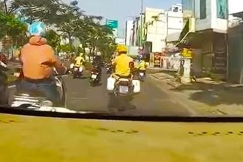 Xúc động hình ảnh CSGT mở đường cho xe chở sản phụ đến bệnh viện