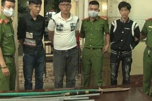 Công an phường ngăn chặn 2 nhóm dùng hung khí 'hỗn chiến'