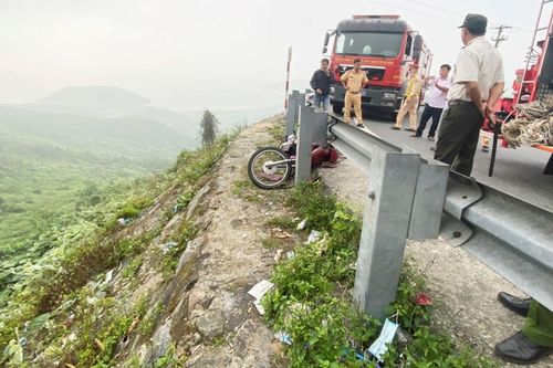 Cứu nam thanh niên rơi xuống vực sâu ở đèo Hải Vân