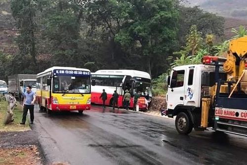 Tai nạn liên hoàn giữa 3 xe ô tô trên QL6 khiến 4 người bị thương