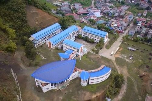 Bạn cùng phòng chết lặng phát hiện nam sinh trường chuyên toán thắt cổ tự tử tại ký túc xá