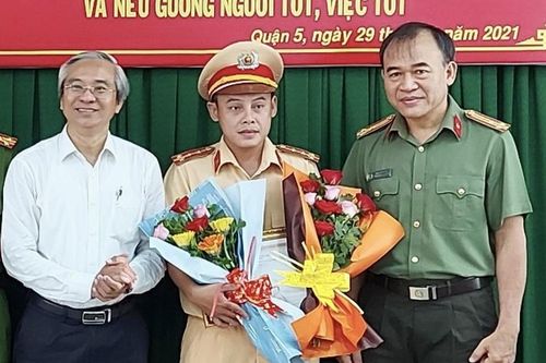 Khen thưởng 2 đại úy CSGT mở đường đưa sản phụ cấp cứu