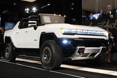 Bán tải điện GMC Hummer EV đầu tiên xuất xưởng có giá 2,5 triệu USD